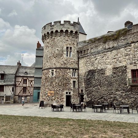 Les Suites De La Tour D'Embas Vitré Exterior foto